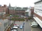 Vista exterior del patio central de Leeds General Infirmary con edificios y aparcamiento