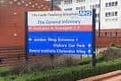 Señalética principal de The Leeds Teaching Hospitals NHS Trust en la fachada del hospital