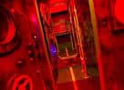 Vista interior de una habitación temática con iluminación roja y elementos decorativos
