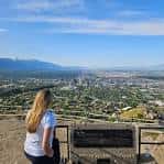 Vista panorámica de Salt Lake City desde Ensign Peak con una persona contemplando el paisaje