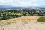 Paisaje natural de Ensign Peak con vista a la ciudad y montañas al fondo