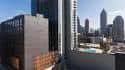 Vista exterior del hotel Canopy by Hilton Atlanta Midtown desde una terraza elevada