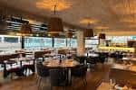 Sala principal del restaurante con decoración moderna y iluminación cálida