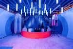 Escenario circular con iluminación azul y elementos decorativos en el interior de The Supermarket