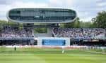 Vista panorámica del campo de cricket con gradas llenas y la estructura moderna del estadio