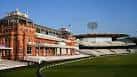 Fachada histórica del Lord's Cricket Ground con arquitectura clásica y césped verde