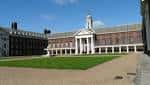 Vista frontal del Royal Hospital Chelsea con su fachada clásica y columnas