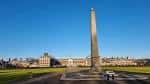 Obelisco frente al Royal Hospital Chelsea bajo un cielo azul despejado