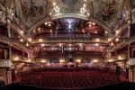 Vista panorámica del interior del teatro con múltiples niveles de balcones
