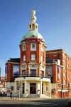 Fachada exterior del New Wimbledon Theatre con cúpula verde