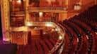 Interior del teatro desde una perspectiva elevada mostrando las gradas curvas