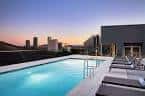 Piscina en la azotea del AC Hotel Phoenix Downtown con vistas a la ciudad al atardecer