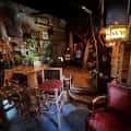 Área interior acogedora con muebles vintage y ambiente cálido