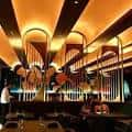Interior del restaurante RO Hyde Park con iluminación cálida y decoración moderna