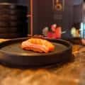 Detalle de un plato de sushi servido en el restaurante RO Hyde Park