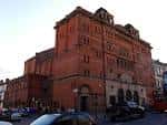 Vista exterior del edificio de ladrillo rojo con arquitectura victoriana