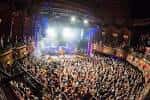 Vista panorámica del interior del teatro lleno de gente durante un evento