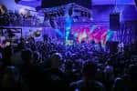 Interior del club Scala durante un evento, con público y escenario iluminado