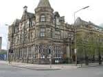 Vista exterior del edificio de la Biblioteca McDonald Road en Edinburgh, mostrando su arquitectura victoriana con torre y fachada de piedra