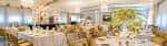 Gran salón de banquetes con arreglos florales y iluminación cálida