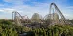 Panorámica del parque temático con múltiples atracciones y vegetación