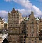 Vista exterior del The Scotsman Hotel en Edimburgo con su arquitectura histórica