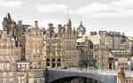 Panorámica de la fachada del hotel y el puente adyacente en Edimburgo
