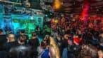 Interior del Melody Inn con público asistiendo a un evento en vivo