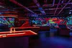 Sala de juegos con luces de neón y decoración vibrante