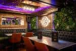 Interior del bar Zebrano Soho con iluminación de neón y decoración moderna