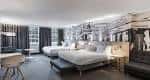 Habitación doble contemporánea con decoración artística y vistas a la ciudad