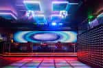 Interior del LA Lounge con iluminación de neón y escenario
