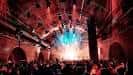 Interior del Steel Yard con escenario iluminado y público asistiendo a un evento