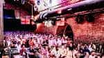 Público en el Steel Yard con estructura industrial visible y ambiente festivo