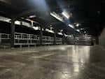 Vista general del salón principal con suelo pulido y techos altos