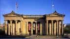 Entrada frontal del National Gallery of Scotland con columnas y banderas
