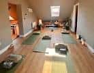 Interior del Nook Retreat con alfombras de yoga dispuestas en el suelo