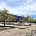 Vista exterior del Indianapolis Healthplex con su fachada moderna y entorno arbolado