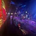 Interior del International Bar con iluminación de neón y ambiente nocturno