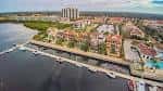 Vista aérea panorámica del distrito marítimo con embarcaciones y edificaciones residenciales junto al agua