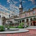 Vista panorámica del patio interior del Henry B. Plant Museum con arquitectura histórica y cielo azul
