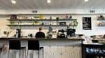 Área de preparación del café con estanterías decoradas y barra