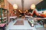 Interior del Studio 614 con decoración moderna y mesas dispuestas para eventos