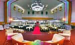 Salón de eventos principal del Badshah Palace con mesas redondas y decoración festiva
