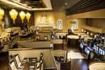 Interior elegante del restaurante con iluminación cálida y zonas de estar