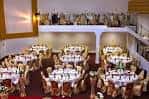 Vista elevada del salón de banquetes con mesas dispuestas para celebración