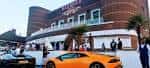 Fachada exterior del Badshah Palace con coches deportivos estacionados frente al edificio