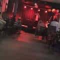 Escenario iluminado en el interior del Rambling House Music Bar