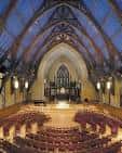 Vista panorámica del interior de la iglesia con techo abovedado y asientos en gradas