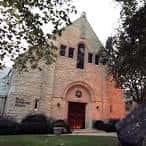 Fachada de la First Community Church en Columbus con entrada arqueada y ventana central